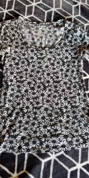 Daisy floral scoop neck tee - Picture 1 of 2